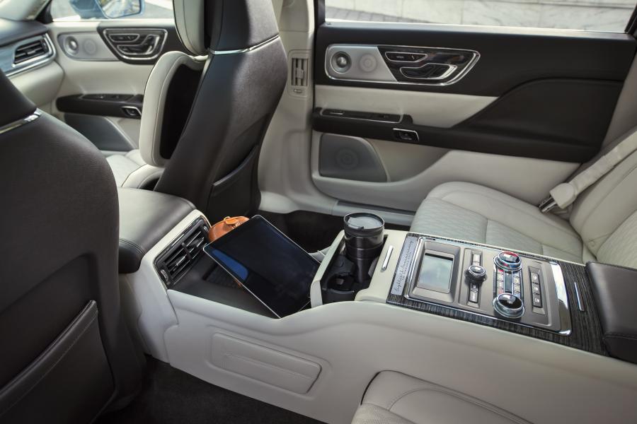 Интерьер Lincoln Continental 80th Anniversary Coach Door Edition 2019 года  (фото 41 из 54)